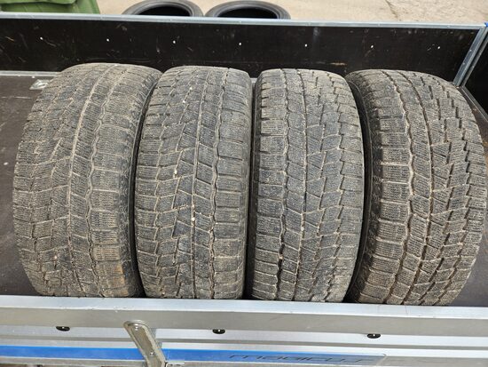 225/55R17 Maxxis Arctictrakker